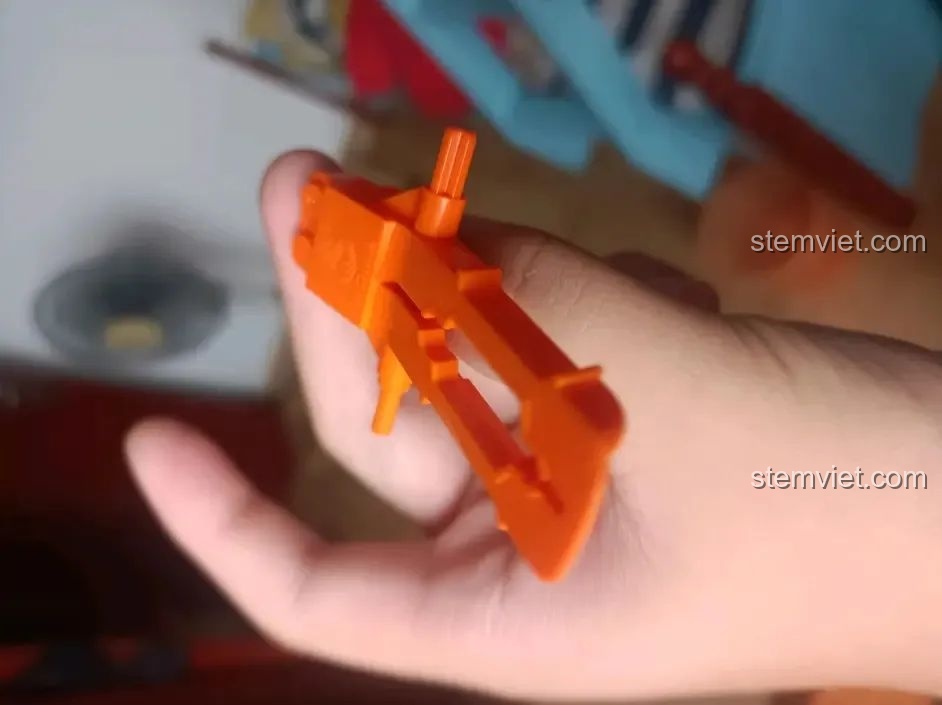 Dụng cụ tháo gỡ mảnh ghép đi kèm bộ lắp ráp Xe mô tô Quốc Bân-650 WOMA, giúp việc tháo lắp dễ dàng.