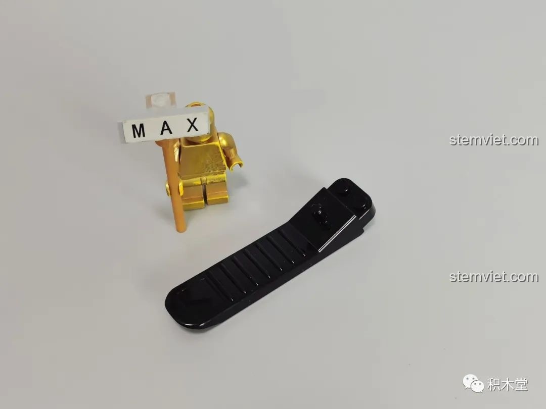 Dụng cụ tháo mảnh ghép màu đen đi kèm trong bộ đồ chơi lắp ráp Song Đao Nichirin của Uzui Tengen.