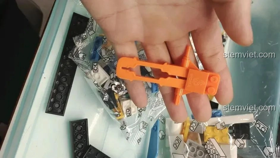 Dụng cụ tháo mảnh màu cam đi kèm bộ đồ chơi lắp ráp WOMA C0407.