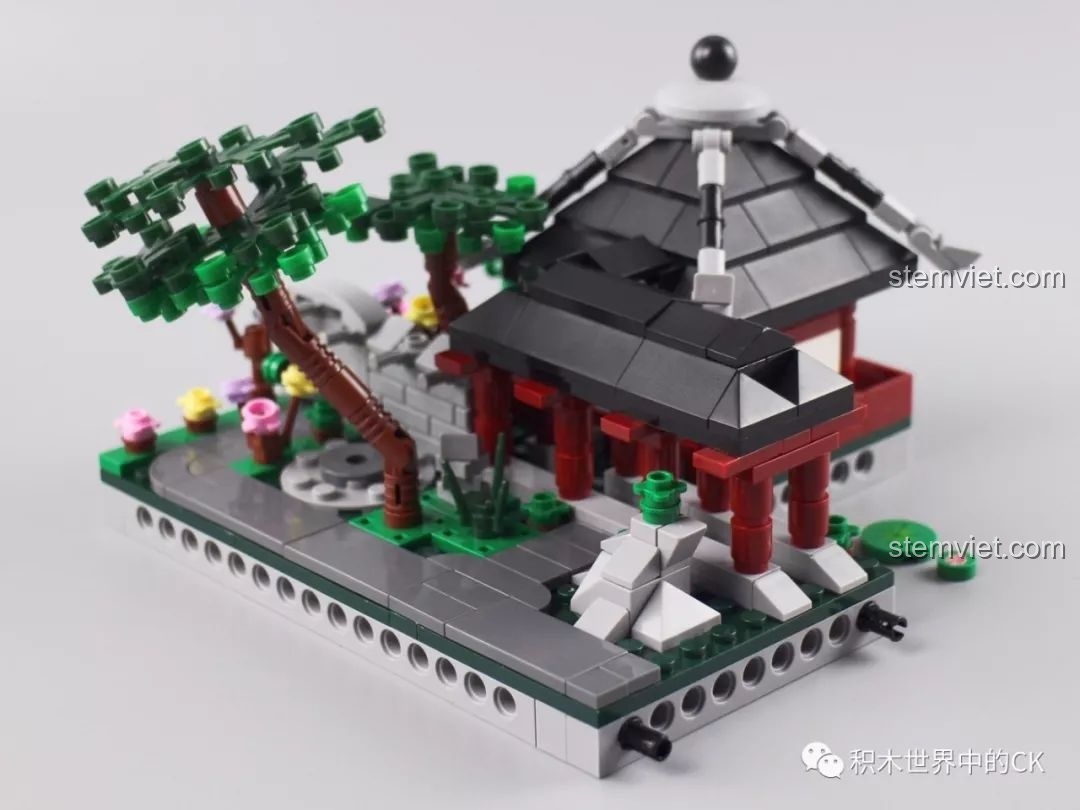 Mô hình Hàm Thanh Đình gần hoàn thiện với đình, cây xanh và các chi tiết trang trí.