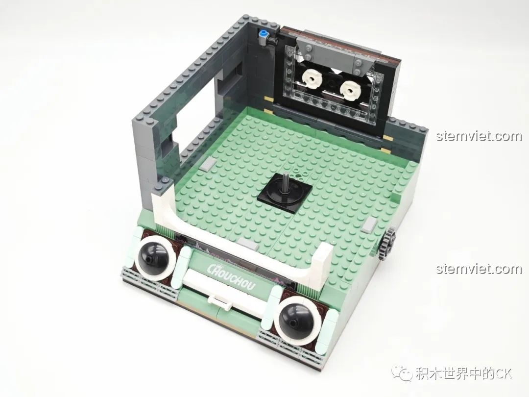 Xây dựng các bức tường xung quanh đế của mô hình Keeppley DZ0157, tạo thành khung chính cho máy cassette.