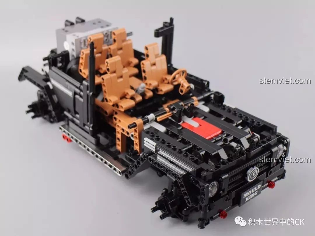 Thân xe Mould King 13070 đã được dựng lên, tạo thành hình dáng cơ bản của chiếc xe địa hình.