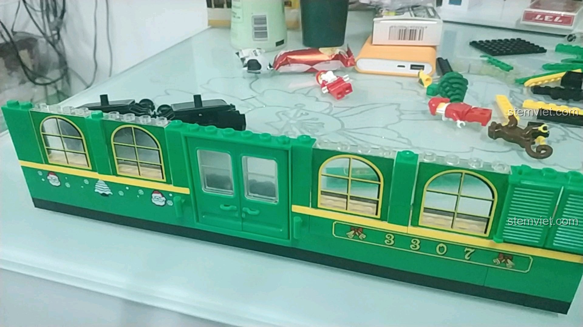 Quá trình dựng các bức tường màu xanh cho mô hình Toa tàu Giáng Sinh Enlighten 626.