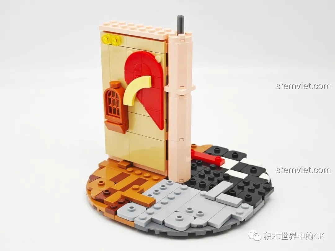 Xây dựng các vách ngăn trên sân khấu xoay của mô hình Keeppley DZ0157, chuẩn bị cho việc trang trí các bối cảnh.