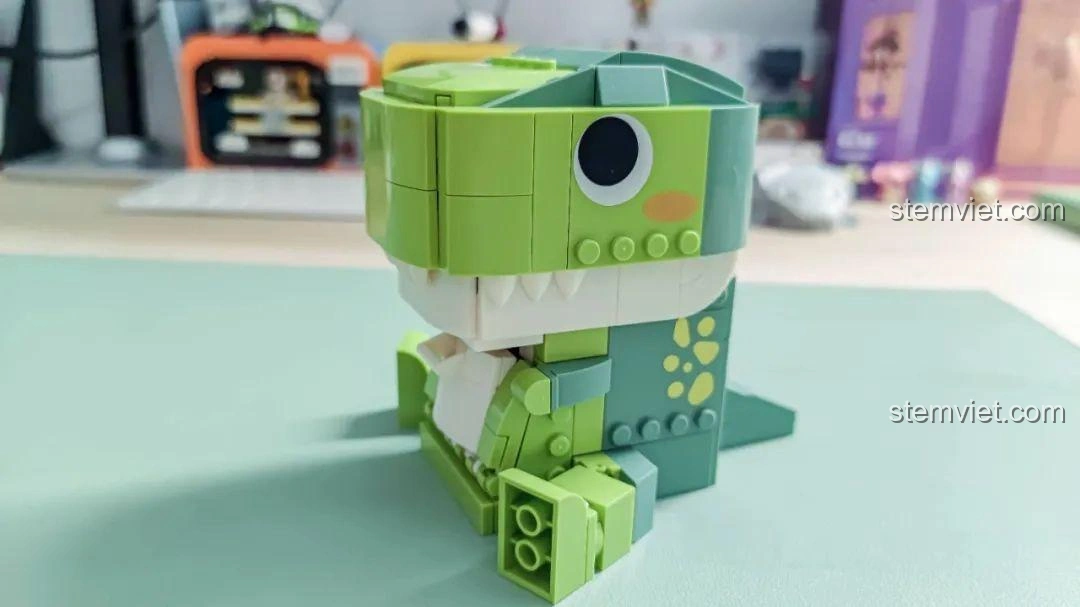 Cận cảnh phần đuôi của Khủng long T-Rex trong bộ JAKI JK5102, chi tiết gai lưng.