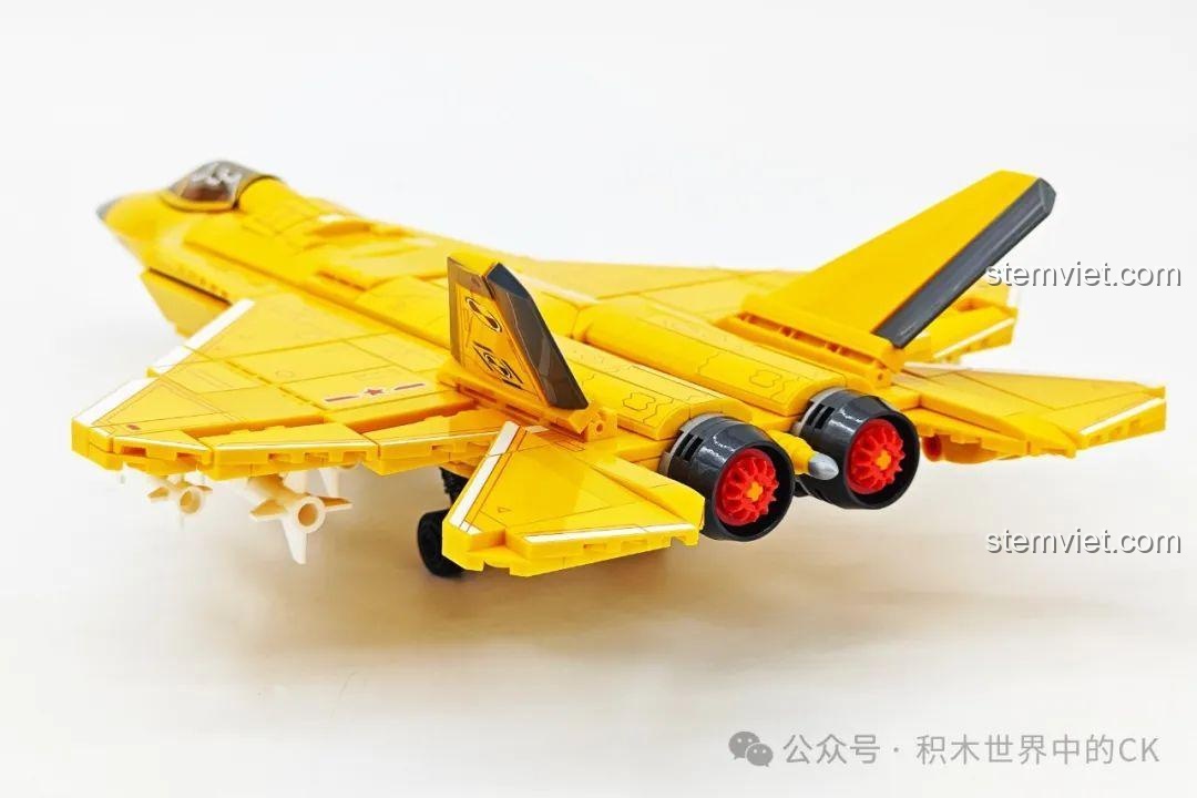 Phần đuôi của mô hình máy bay chiến đấu J-35 SEMBO 202254 với hai động cơ phản lực mạnh mẽ.