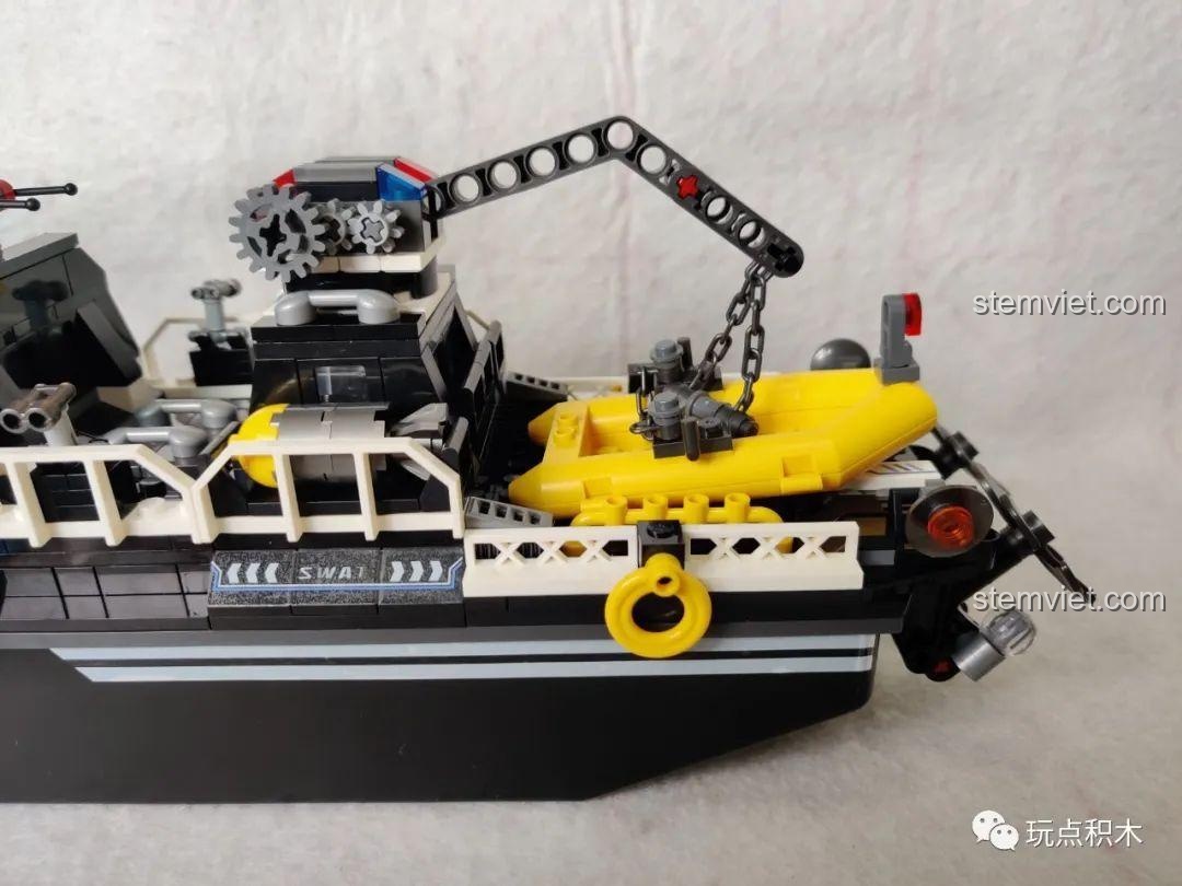 Phần đuôi tàu bên phải của Tàu Tuần Tra Đặc Nhiệm SWAT 102467 với cơ cấu cần cẩu.