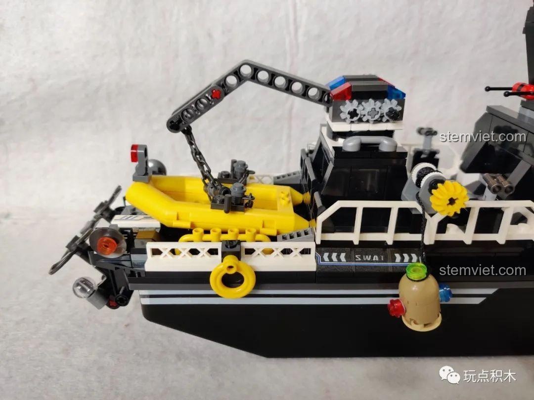 Chi tiết phần đuôi tàu bên trái của bộ lắp ráp SEMBO 102467 với xuồng cứu sinh và cần cẩu.