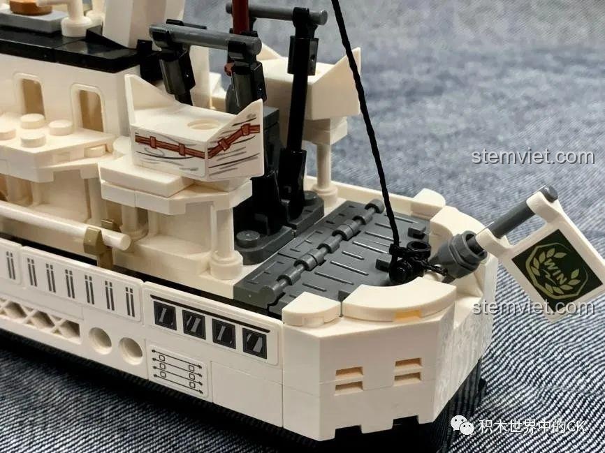 Chi tiết phần đuôi tàu của bộ đồ chơi xây dựng Cuộc di tản Dunkirk QMAN giá tốt, với lá cờ và các chi tiết nhỏ.