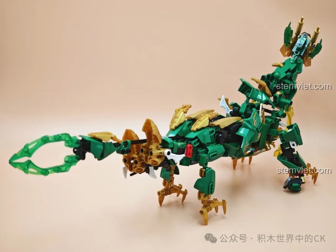 Mặt sau của dạng Thần Thú Thanh Long, cho thấy phần đuôi được biến đổi từ vũ khí.