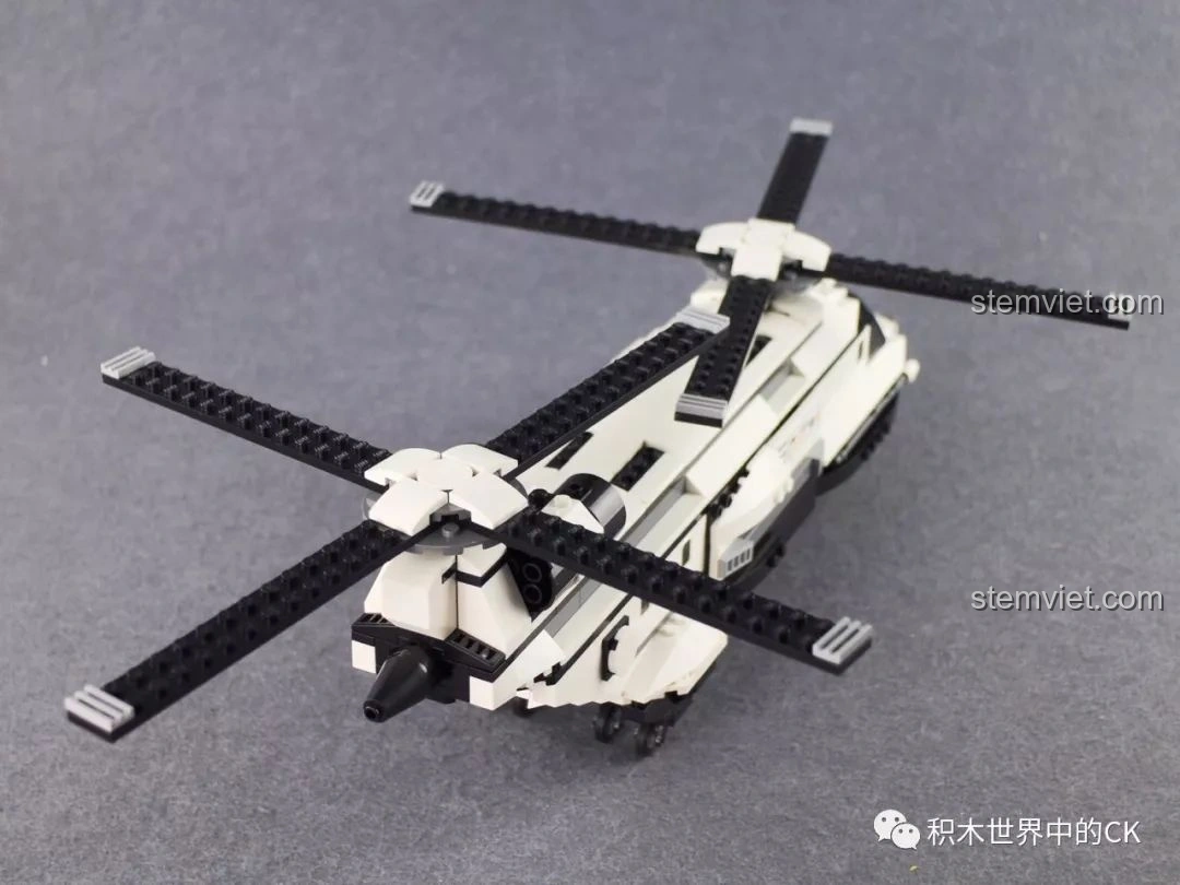 Phần đuôi trực thăng vận tải quân sự trong bộ Qman 3208 Chiến Dịch Thiên Mạc có thể mở ra, tạo lối thoát.