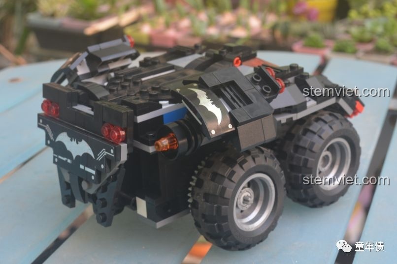 Góc nhìn từ phía sau của xe Batmobile 13020, nổi bật với sticker logo Batman và các chi tiết đèn hậu.