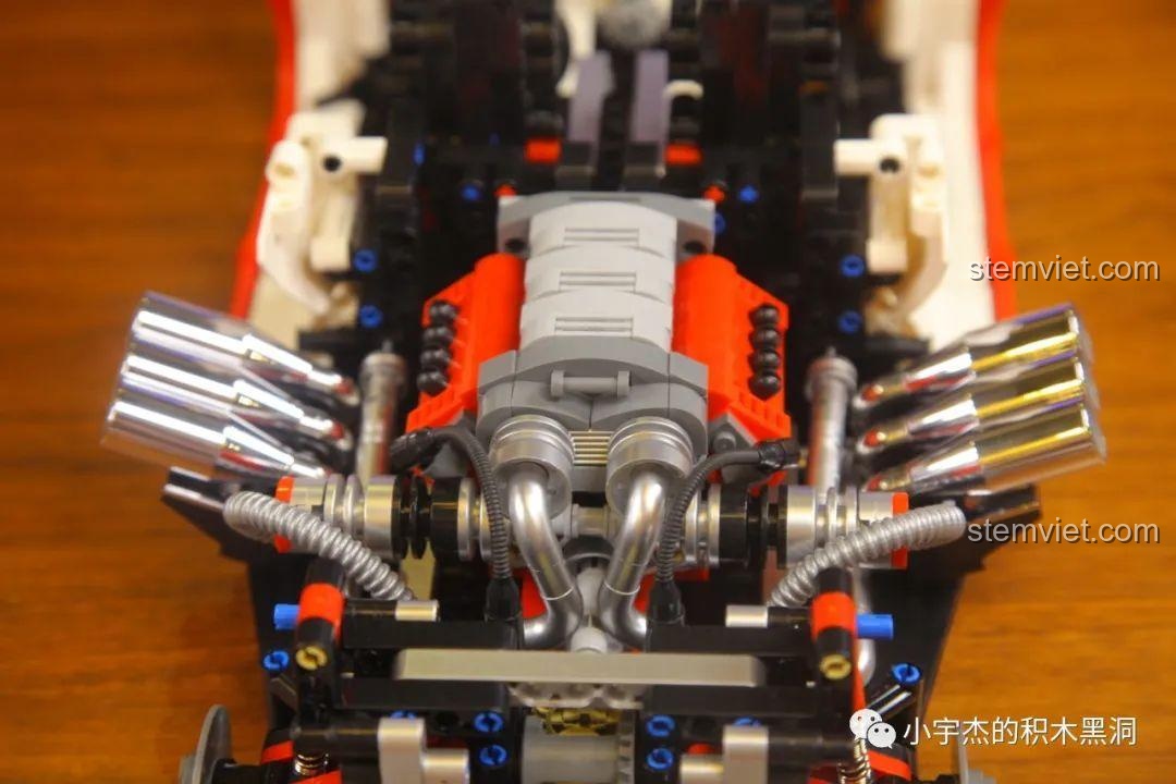 Góc nhìn từ phía sau của xe BrickCool KC010, khoe trọn vẻ đẹp của khối động cơ và hệ thống ống xả.