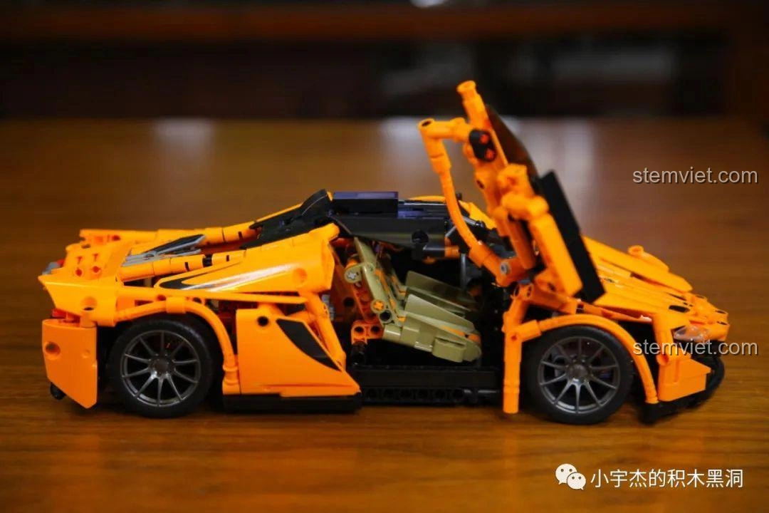 Phần đuôi của mô hình Cada 8602 McLaren P1 hoàn chỉnh, với đèn hậu và biển số châu Âu chi tiết.