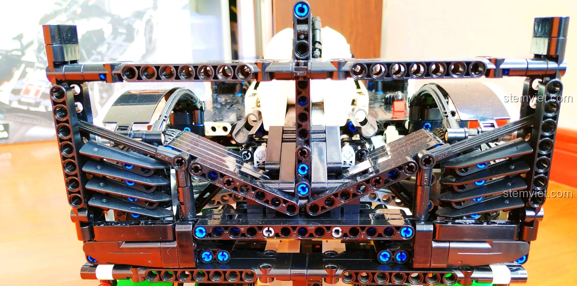 Cận cảnh phần đuôi xe đua Porsche 919 Hybrid, với cánh gió lớn và các chi tiết khí động học.