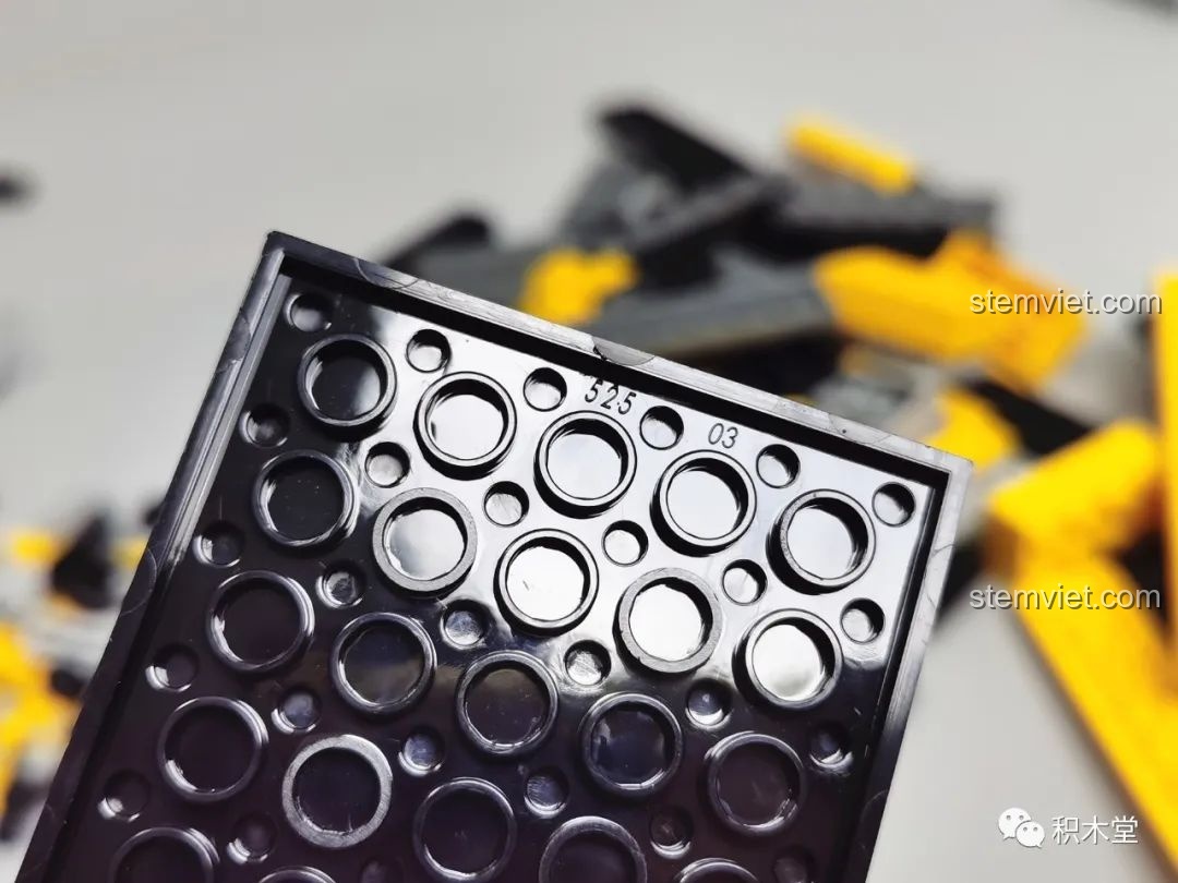 Phần đuôi xe và cánh gió của mô hình Lego Koenigsegg Regera màu vàng.