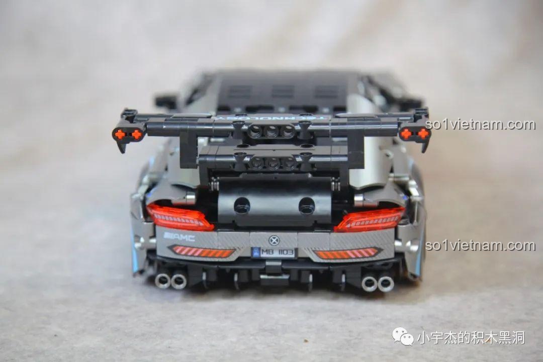 Phần đuôi xe của mô hình Mercedes AMG Bạc Quỷ MJ Blocks 8620A với cánh gió lớn và cụm đèn hậu chi tiết.