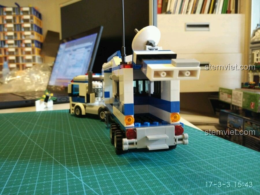 Góc nhìn phía sau của bộ đồ chơi lắp ráp GUDI 9316, với ăng-ten vệ tinh và thiết kế đuôi xe chi tiết.