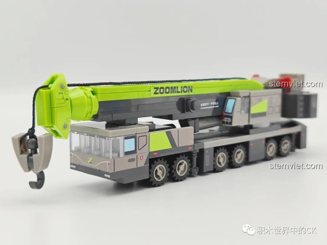 Phần đuôi mô hình xe cẩu SEMBO 705101 Zoomlion, với các đối trọng và đèn cảnh báo, tăng tính an toàn và chi tiết.