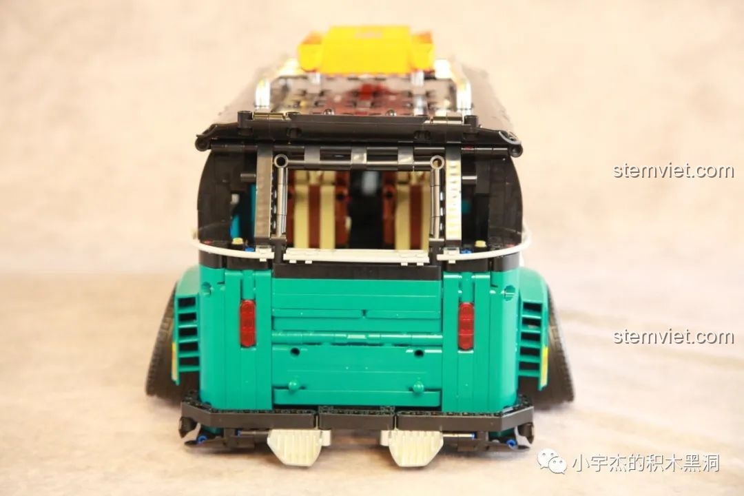 Phần đuôi xe của mô hình K Box 10510 chưa được dán sticker, thể hiện thiết kế nguyên bản.