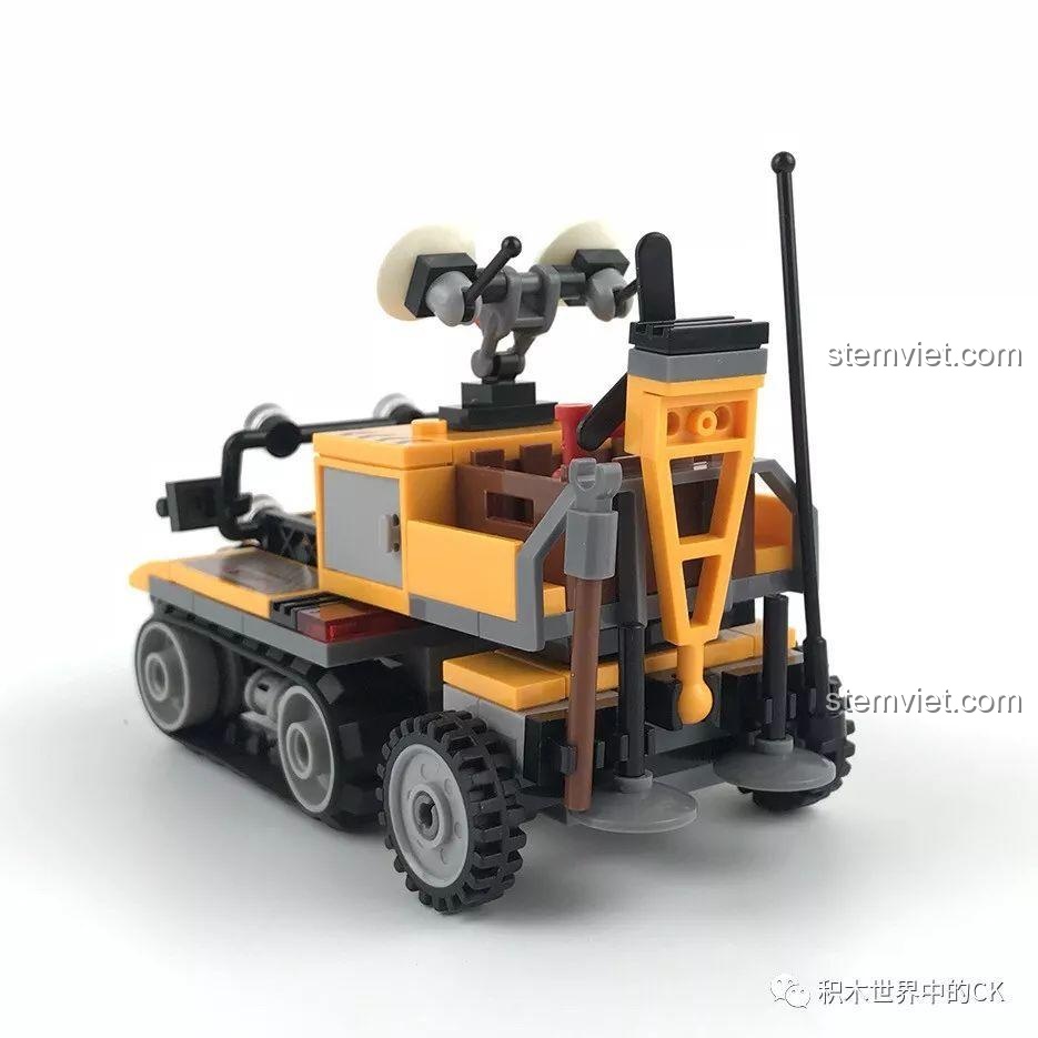 Phần đuôi xe của mô hình Sembo SD9511 với các dụng cụ cứu hộ như xẻng, cuốc được gắn gọn gàng.