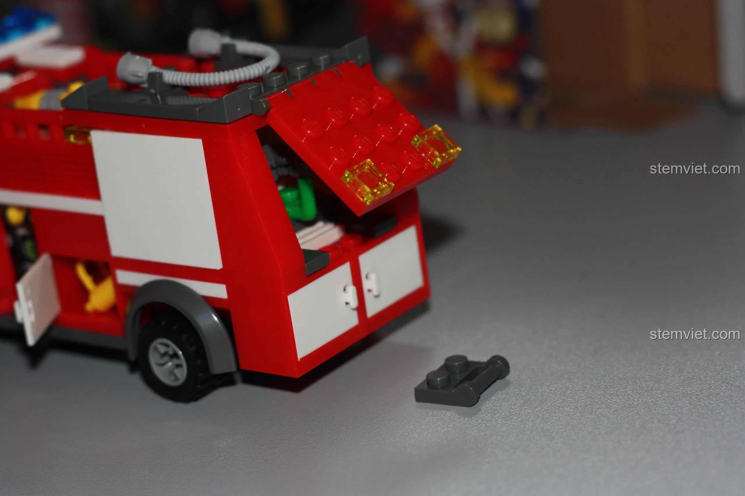 Phần đuôi xe của mô hình Xe Cứu Hỏa Phun Nước KAZI KY8054 với cửa sau có thể mở lên được.