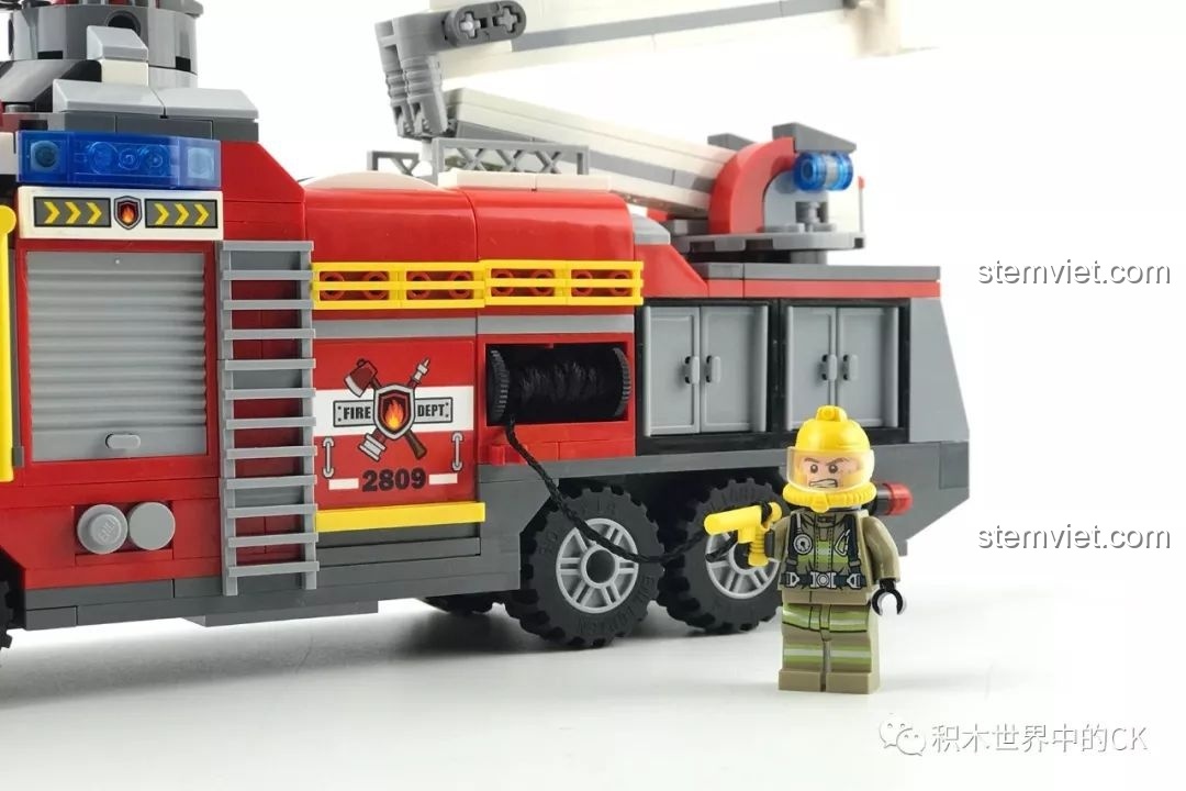 Phần đuôi xe cứu hỏa QMAN 2809 với các khoang chứa đồ và bảng điều khiển.