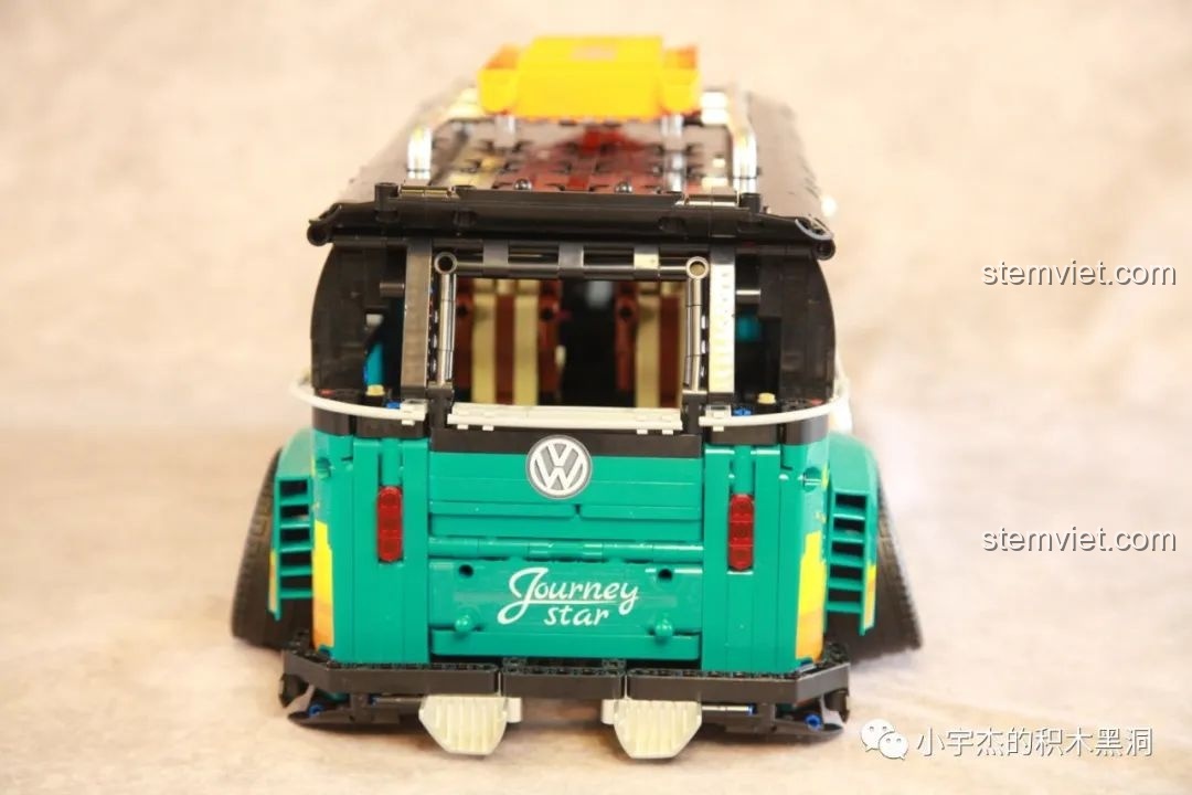 Phần đuôi xe K Box 10510 sau khi dán sticker logo Volkswagen và chữ 'Journey star', trông cá tính hơn.