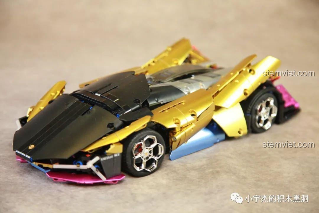 Cận cảnh đuôi xe SEMBO 701924 sau khi dán sticker, làm nổi bật các chi tiết cơ khí.