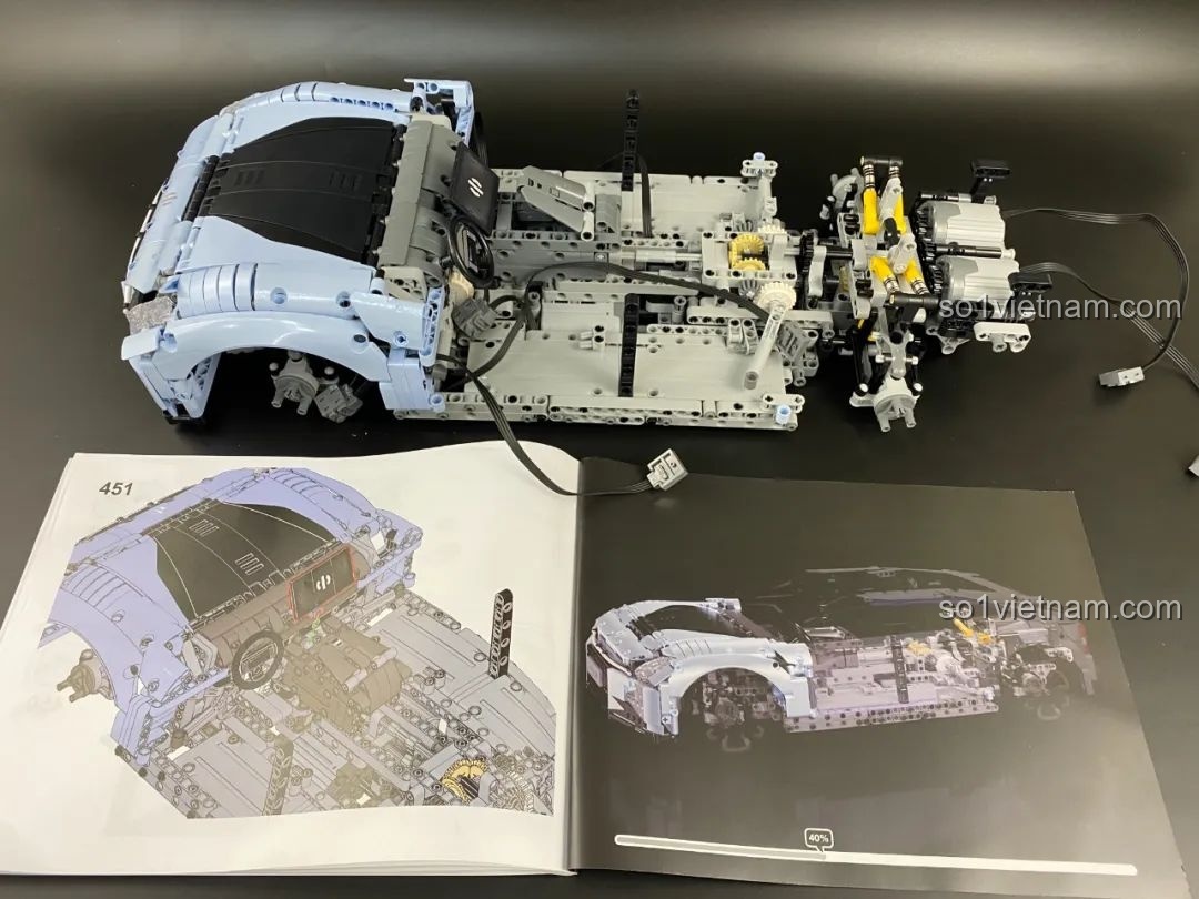 Đuôi xe đang trong quá trình lắp ráp của bộ lắp ráp xe HiPhi Z Pixel Sci-Fi Car Model của Pantasy