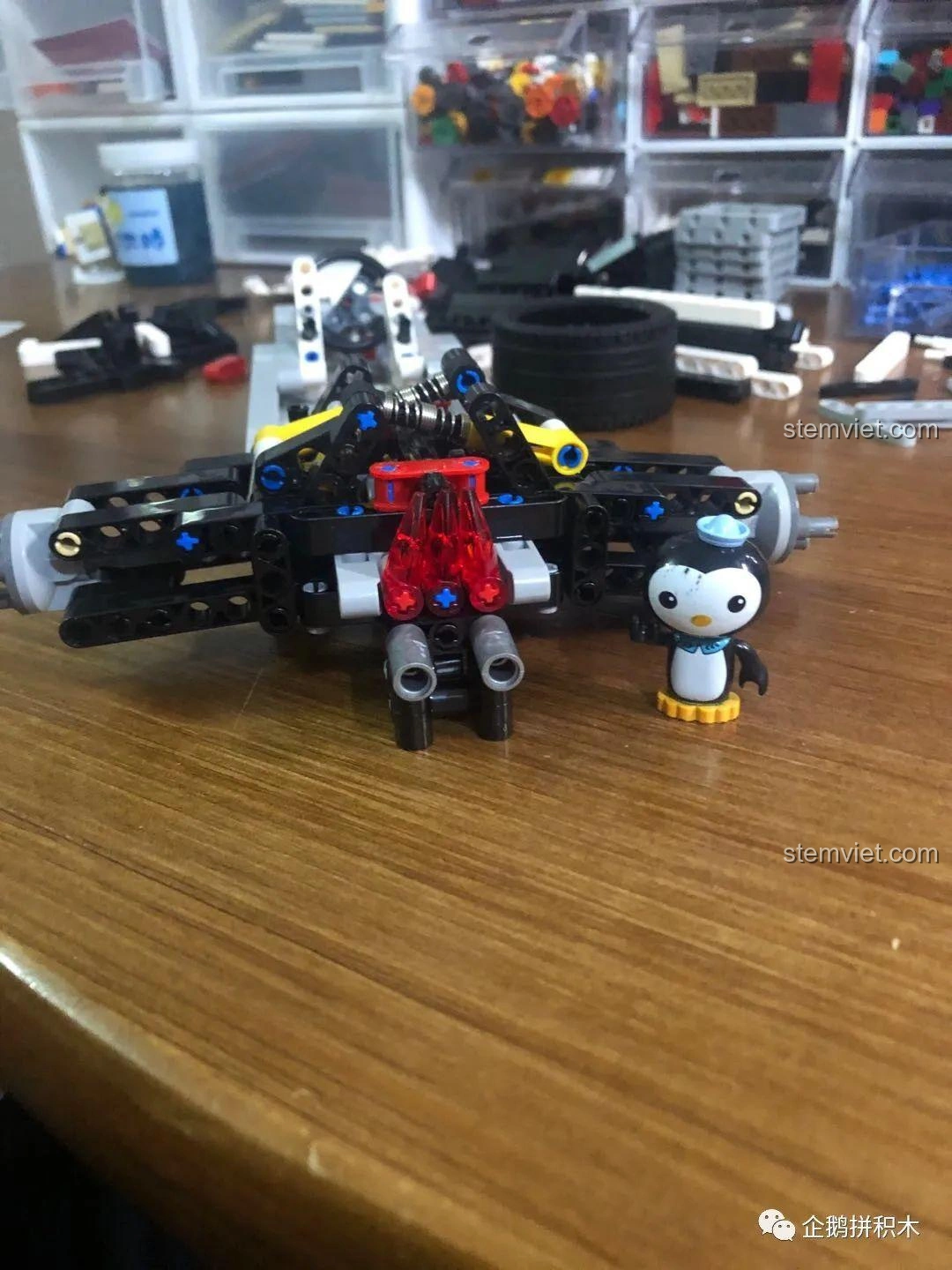 Chi tiết phần đuôi xe của bộ lắp ráp Mould King 13117 F1 Xe Đua với đèn hậu màu đỏ trong suốt.