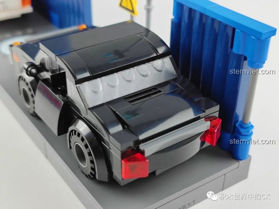 Phần đuôi của chiếc xe ô tô màu đen trong bộ K20708.