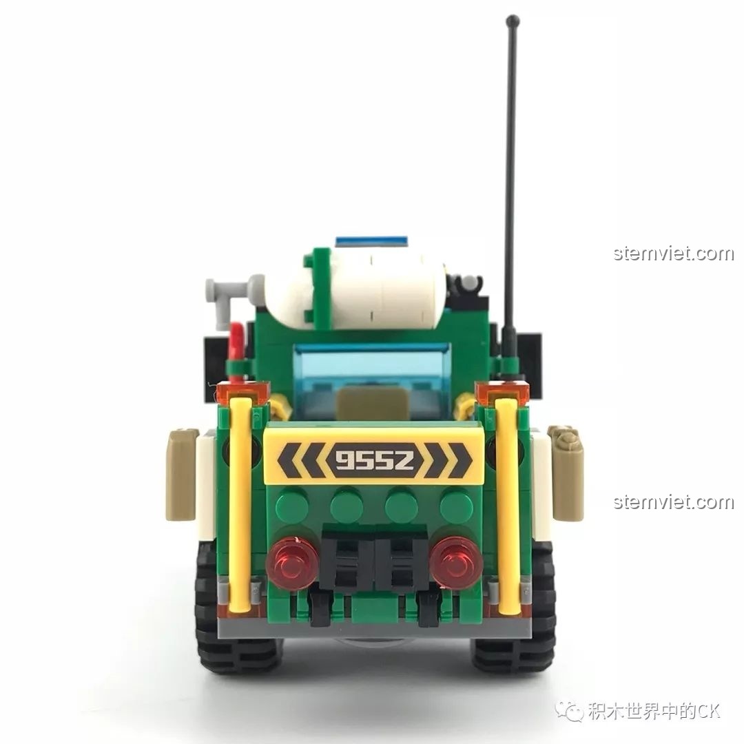 Mặt sau của xe địa hình cứu hộ SEMBO 9552, nổi bật với decal cảnh báo và hệ thống đèn hậu chi tiết.