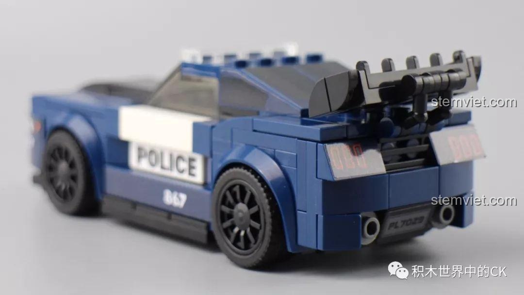 Phần đuôi của mô hình xe Ford Mustang cảnh sát SEMBO giá rẻ, với cánh gió và ống xả chi tiết.