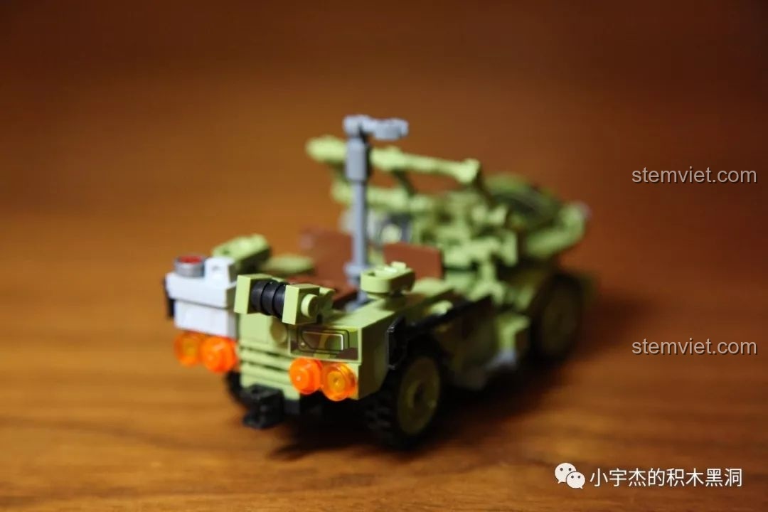 Phần đuôi xe của mô hình xe Jeep Panlos 631004D với các chi tiết đèn hậu và cấu trúc.