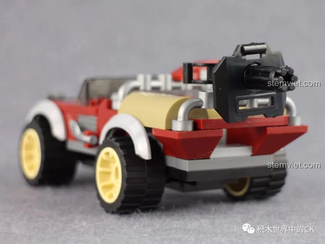 Phần đuôi xe Jeep dã chiến từ bộ Qman 3208 Chiến Dịch Thiên Mạc, với khẩu pháo xoay gắn phía sau.