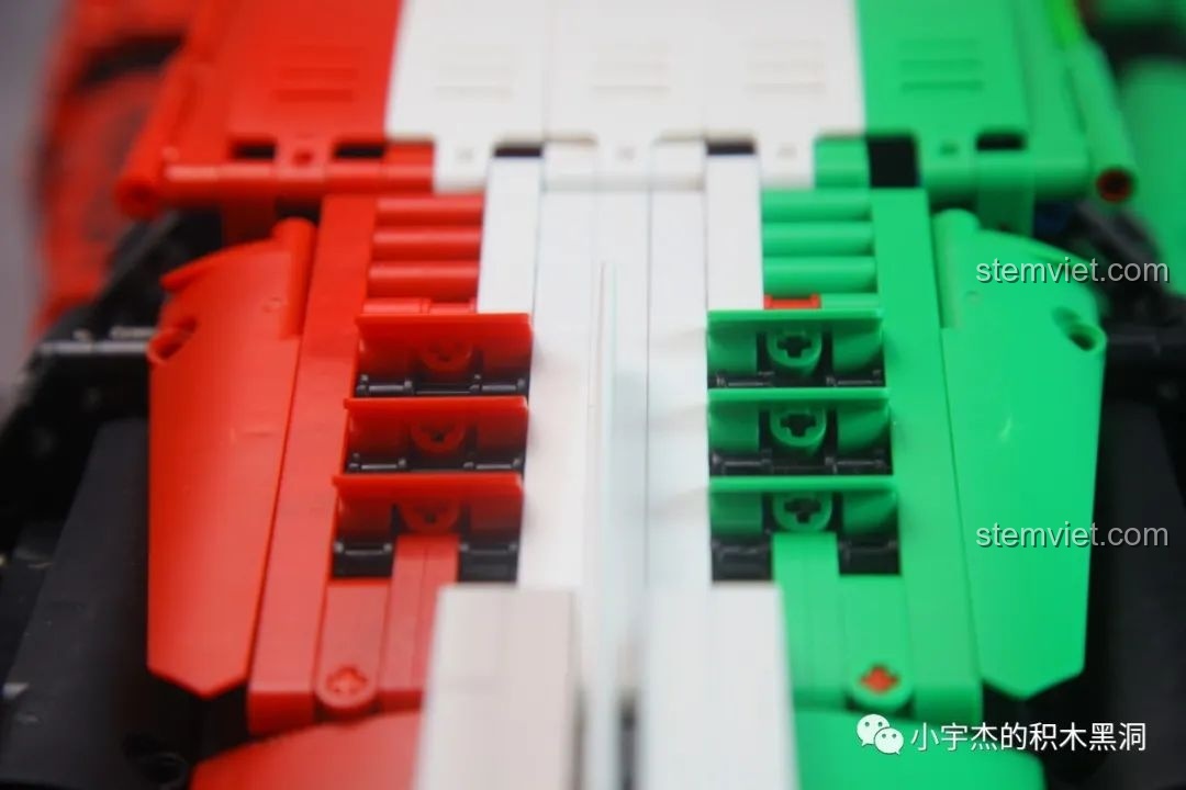 Phần đuôi xe hầm hố của mô hình K-box 10222, với cánh gió lớn, bộ khuếch tán và cụm đèn hậu chi tiết.