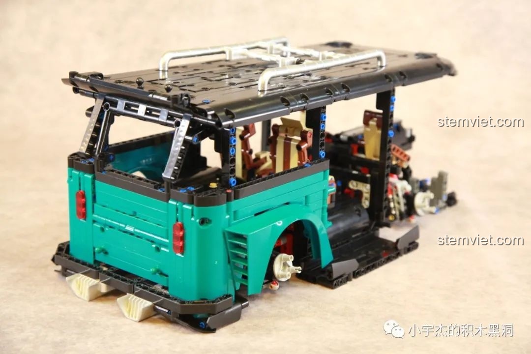 Phần đuôi xe của mô hình K Box 10510 đã được lắp ráp gần hoàn chỉnh, nhìn từ góc chéo phía sau.