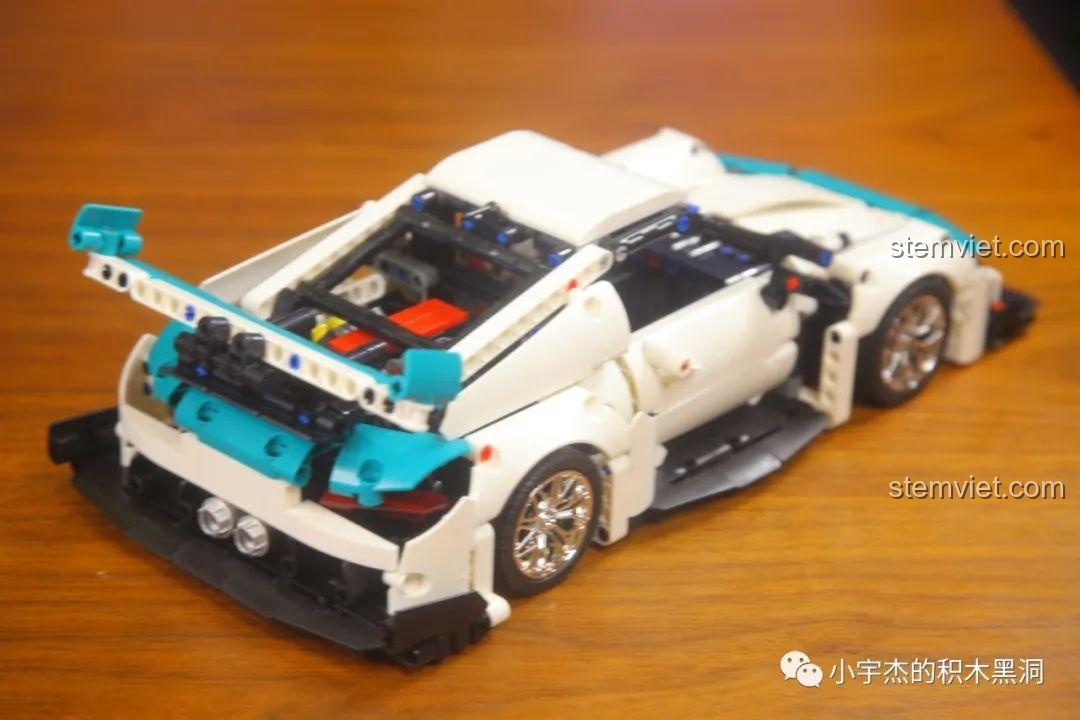 Góc nhìn từ phía sau của mô hình KBOX 10214, với nắp động cơ đang mở.