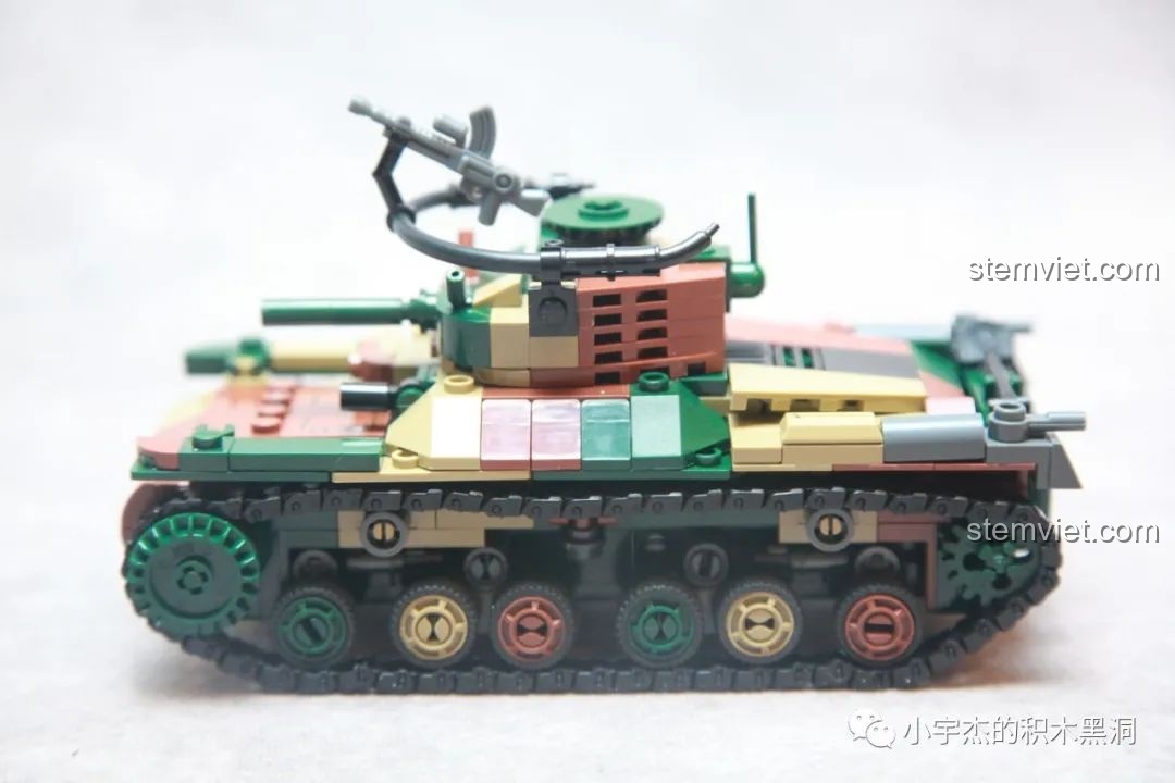 Phần đuôi xe của mô hình Xe tăng Kiểu 97 Chi-Ha M38B1107 với súng máy và chi tiết ống xả.