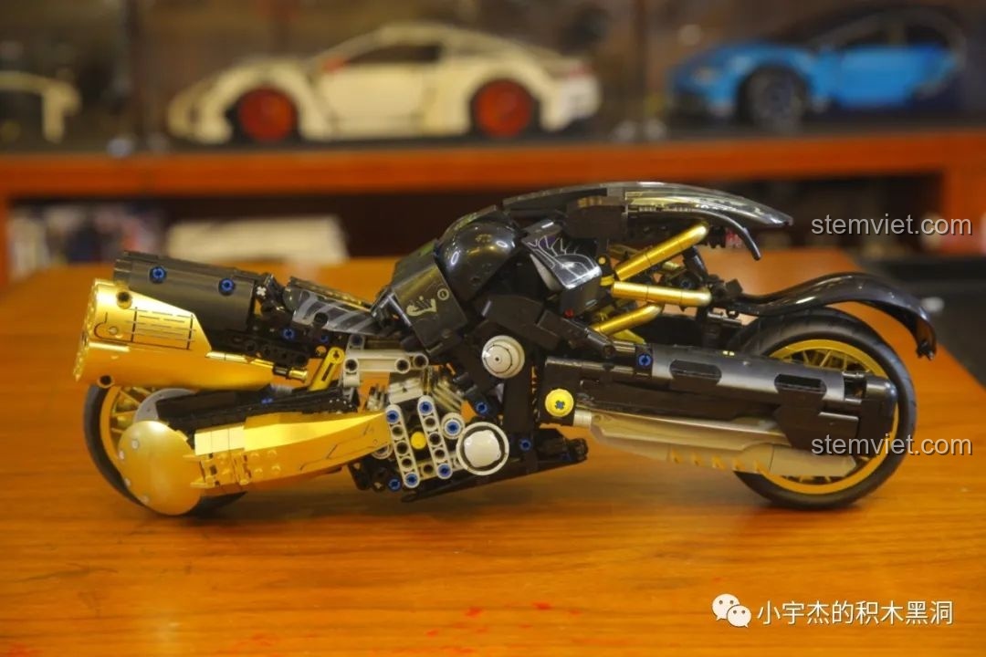 Cận cảnh phần đuôi xe của Mô tô Fenrir Sói Lửa Final Fantasy VII KBox 10248, với ống xả kép màu vàng đồng.