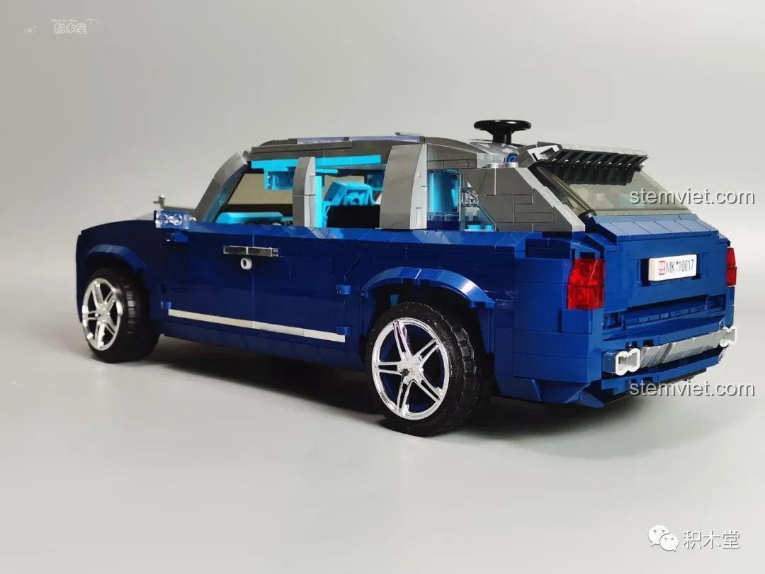 Phần đuôi xe của Mould King 10017 Rolls-Royce Cullinan đã hoàn thành, với biển số 10017.