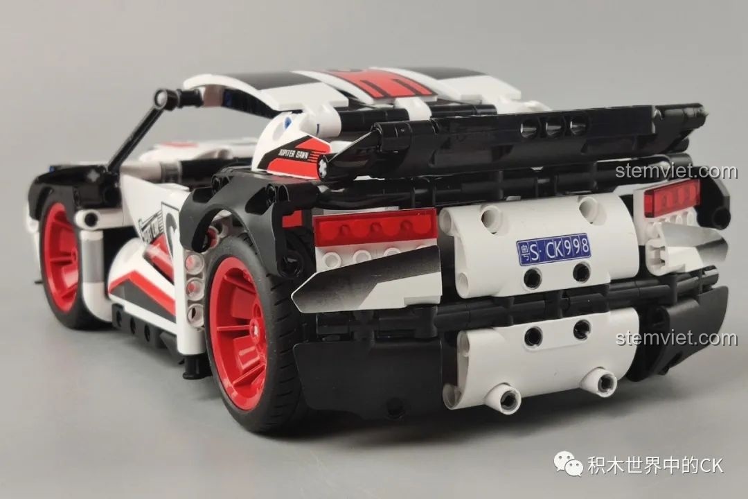 Phần đuôi xe của bộ lắp ráp Xe Đua Đường Trường Phiên Bản Drift ONEBOT với cánh gió lớn và đèn hậu chi tiết.