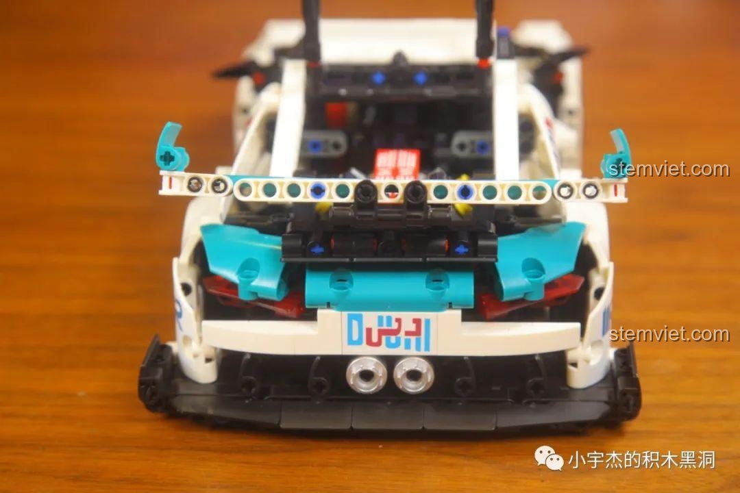 Góc nhìn thẳng từ phía sau của mô hình KBOX 10214, nổi bật với ống xả kép và cánh gió.