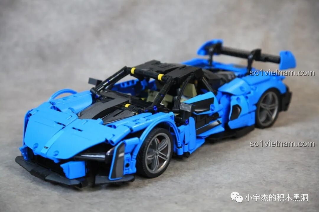 Phần đuôi xe của mô hình PanlosBrick 673002 McLaren Senna GTR ở phiên bản đường đua.