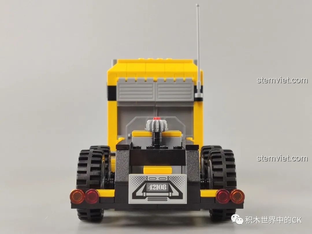 Phần đuôi xe của mô hình QMAN 42108 với chi tiết đèn hậu và biển số.