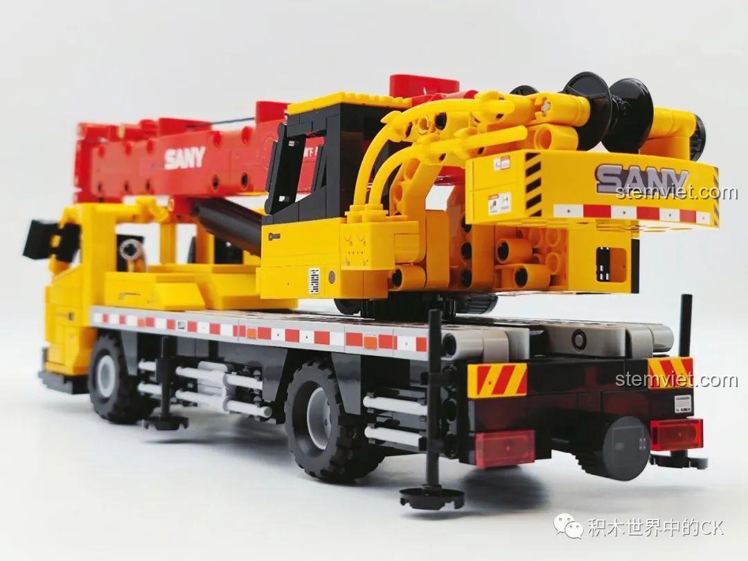 Góc nhìn từ phía sau và bên hông của mô hình SEMBO 712022, khoe chi tiết đuôi xe.