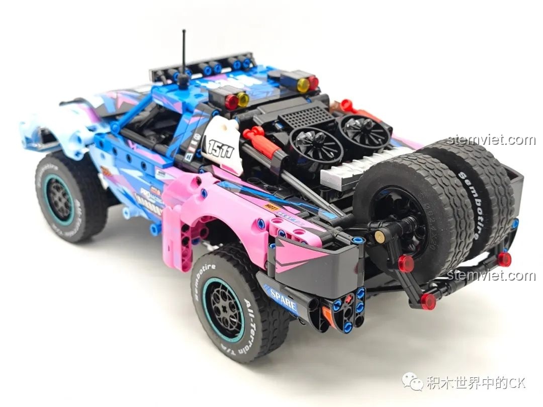 Góc nhìn từ phía sau của xe SEMBO 715006, khoe hai bánh xe dự phòng và chi tiết đuôi xe.