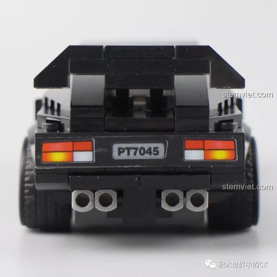 Cận cảnh đuôi xe Sembo Block 607045 màu đen, chi tiết đèn hậu, biển số và ống xả kép.