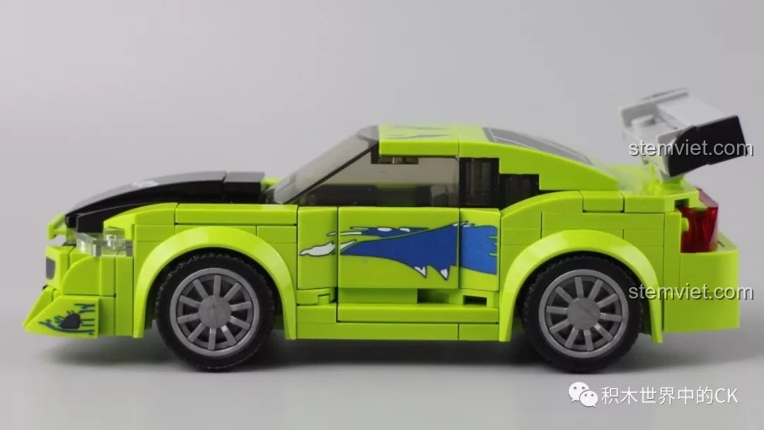 Cận cảnh đuôi xe Sembo Block 607046 màu xanh lá, chi tiết đèn hậu và cánh gió lớn.